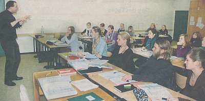 Axel Bossong und seine Schüler im Seminarraum