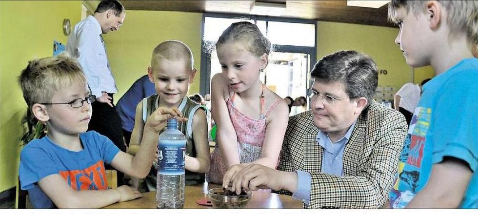 Politiker besucht kleine Forscher