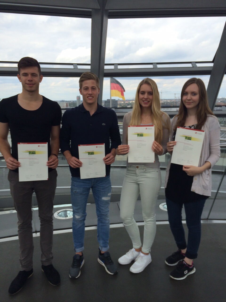 Schülerinnen und Schüler der Elisabeth-von-Rantzau-Schule gewinnen Förderpreis des Geschichtswettbewerbs des Bundespräsidenten